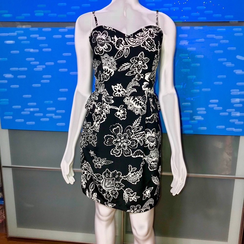 AEO ••. B/W Floral Peplum Dress / size (4)